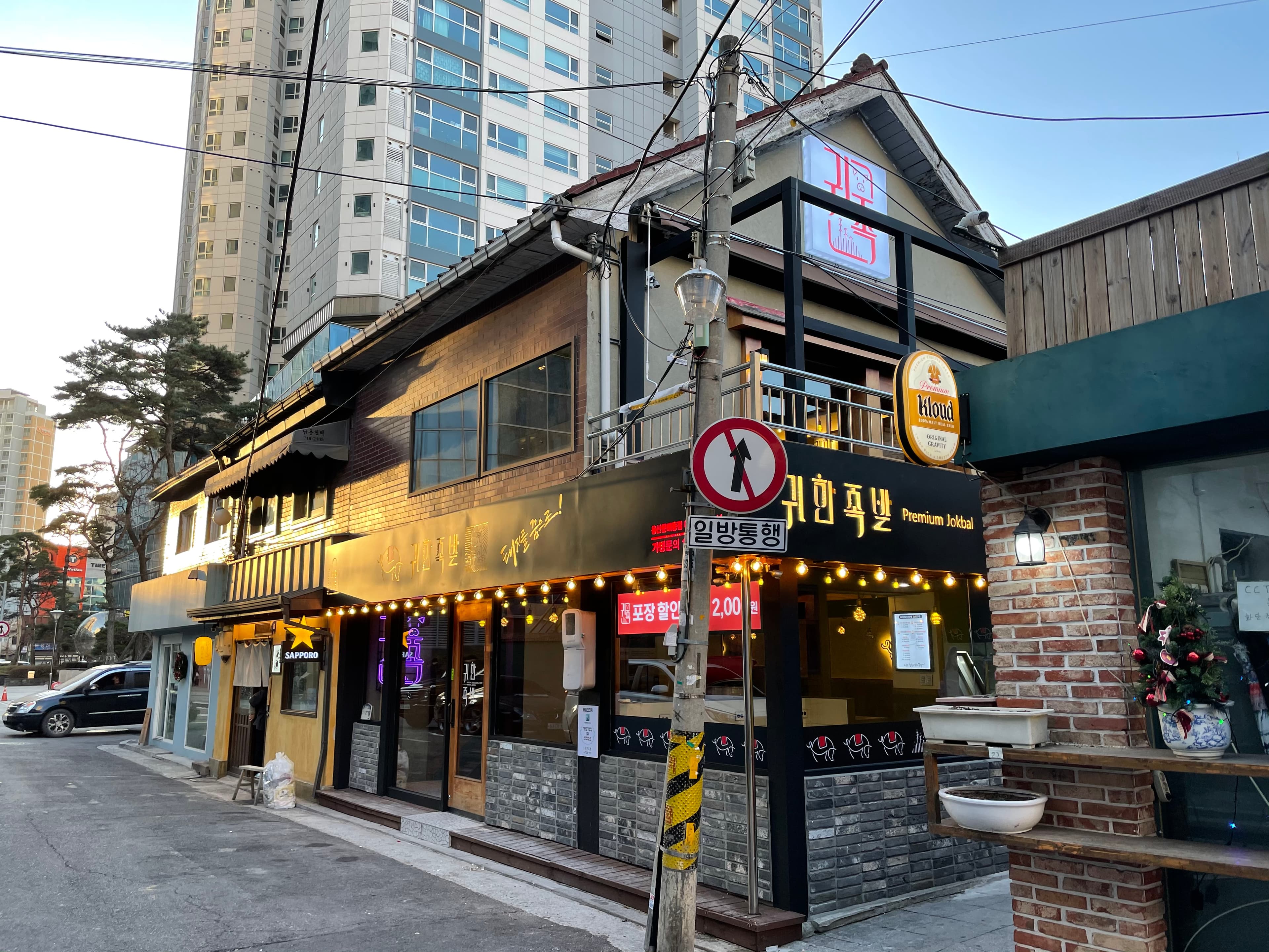노출콘크리트 질감으로 마감한 상가 바닥
