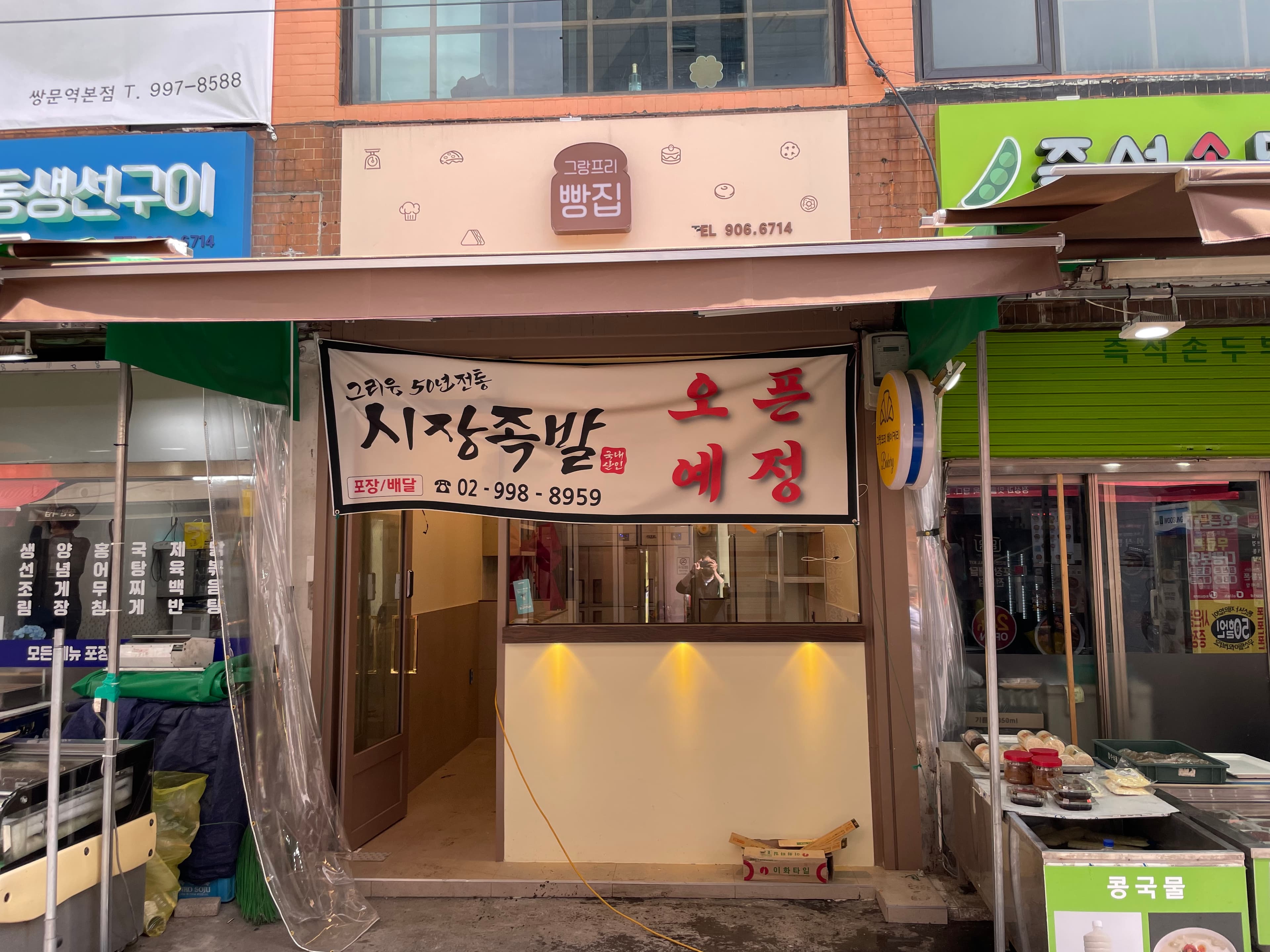 조명과 진열 시스템을 살린 의류매장 인테리어 시공 사례