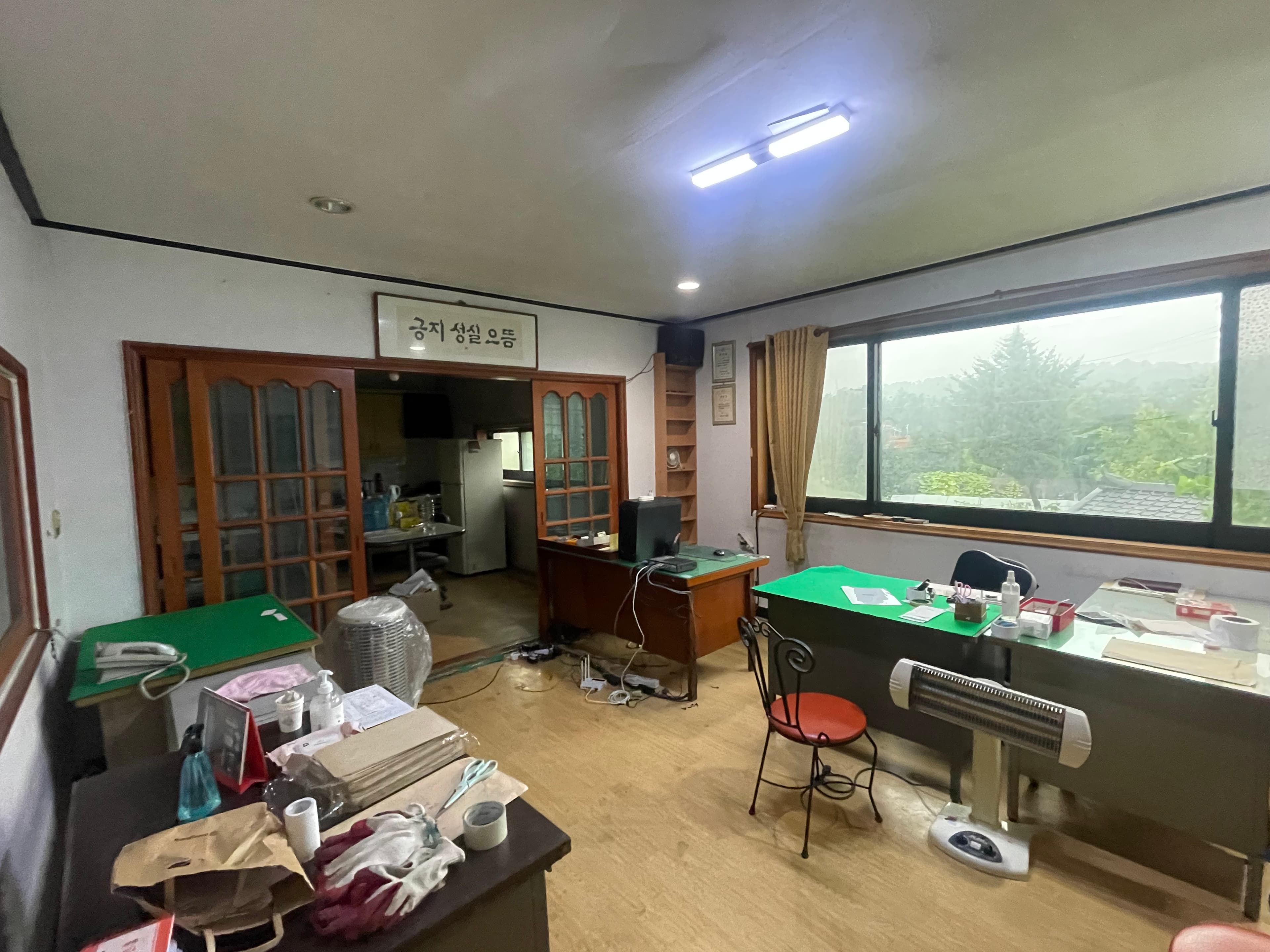 인테리어 공사가 진행 중인 상가 내부 모습