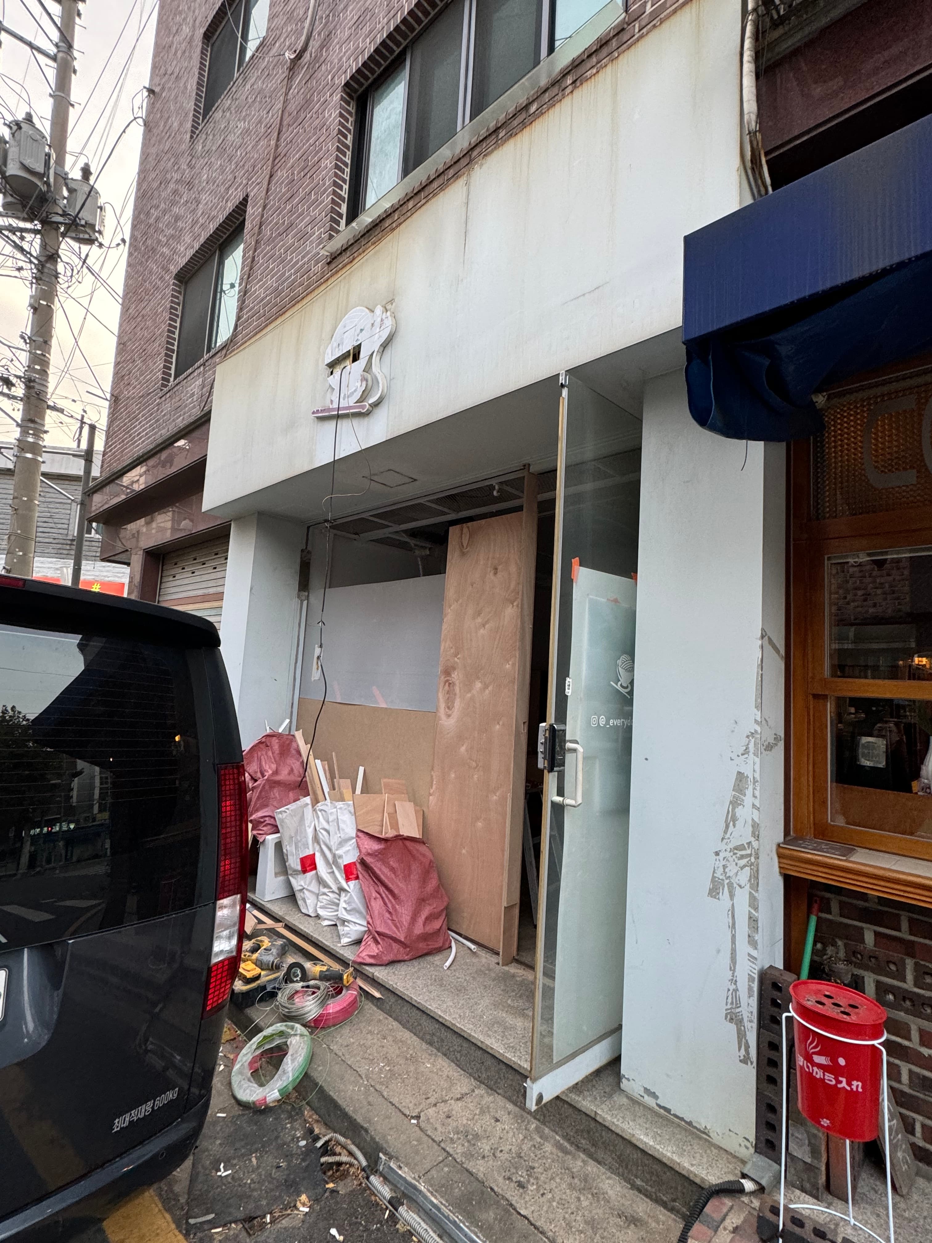 미끄럼방지 바닥과 넓은 복도를 확보한 주간보호센터 내부 시공 모습