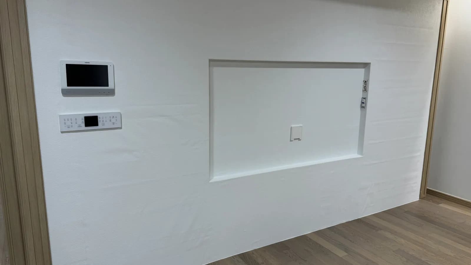 마감을 마친 빈 실내와 마루 바닥 전경 · 3D 렌더링 외주 가이드 수록 사진