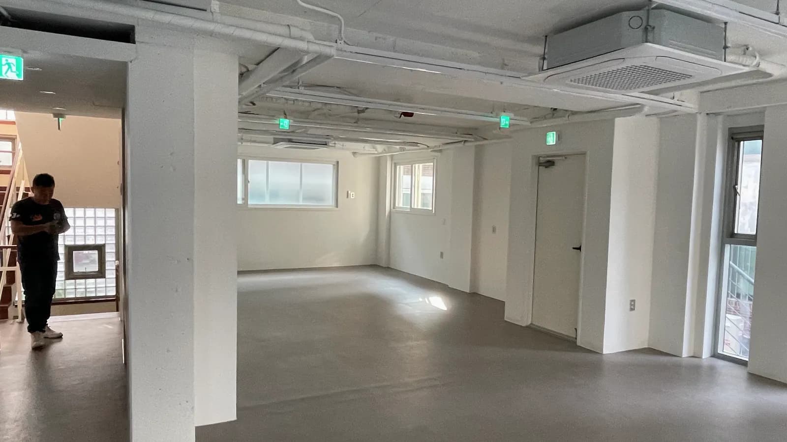 기둥과 비상구가 보이는 빈 공간 전경 · 학원 인테리어 가이드 수록 사진