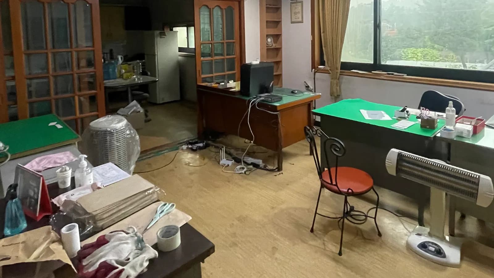 집기가 남아 있는 노후 매장 내부의 바닥 쪽 · 석면조사 가이드 수록 사진