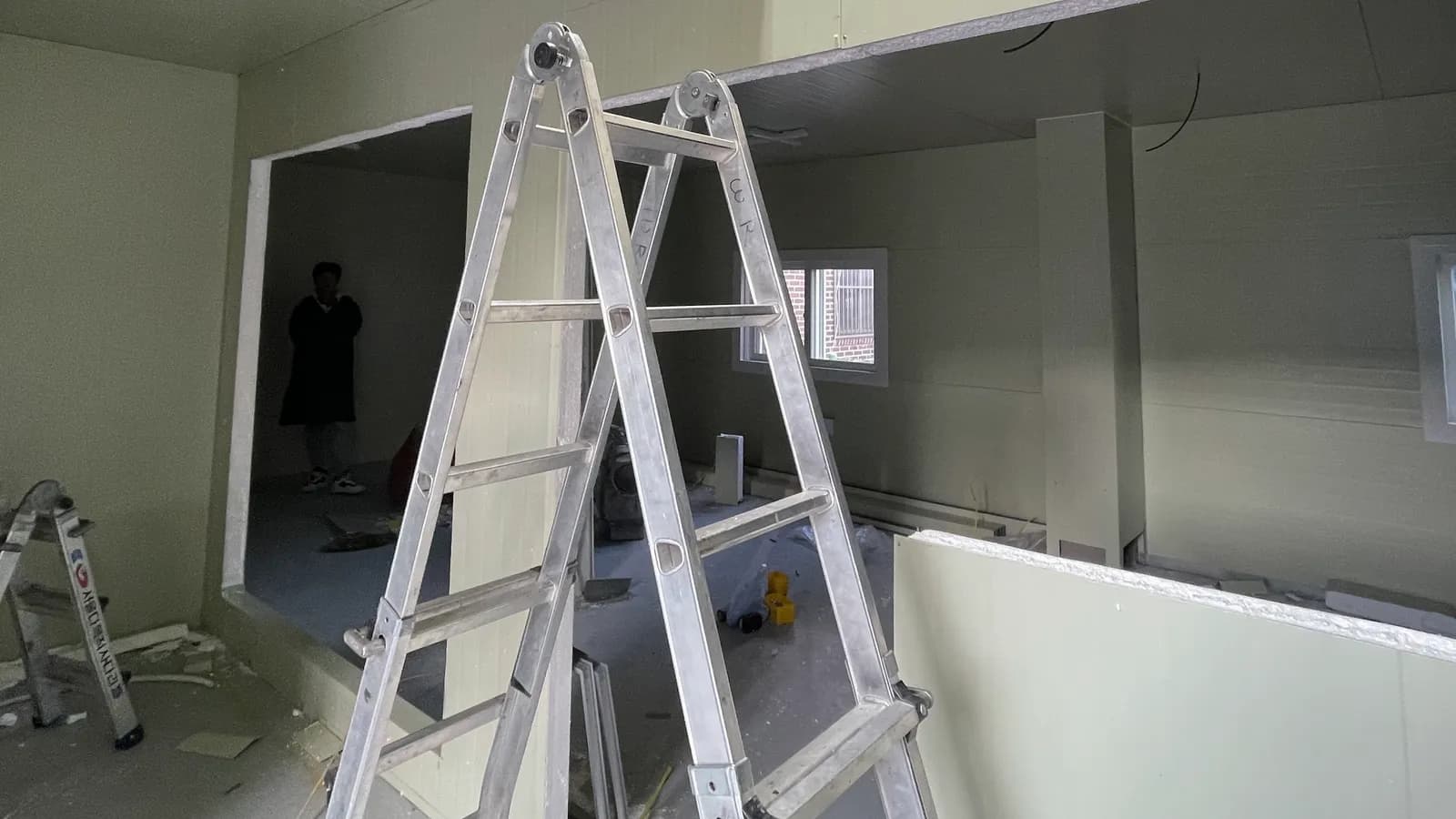 경량 벽체를 세우는 시공 현장의 바닥 쪽 · 붙박이장 제작 비용 가이드 수록 사진