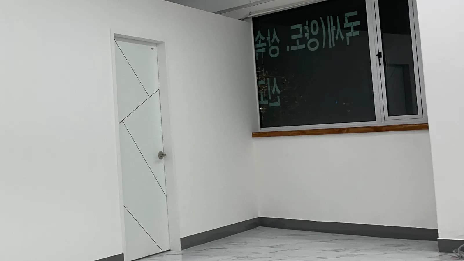 벽·바닥 마감을 마친 빈 매장 · 인테리어 투자 회수 가이드 수록 사진