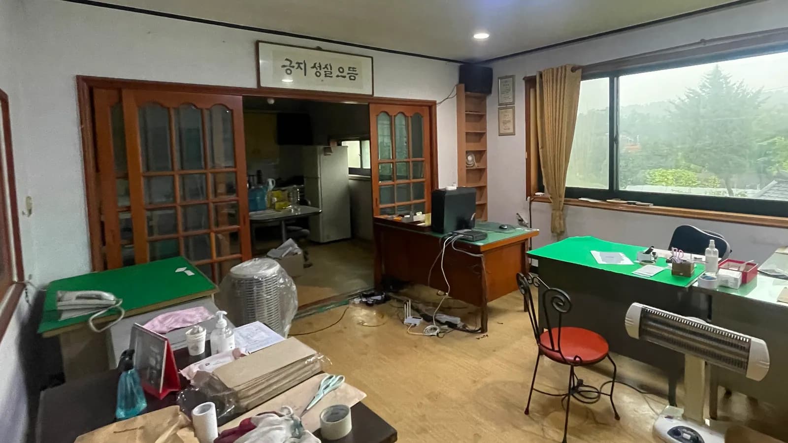 집기가 남아 있는 노후 매장 내부 · 철거 폐기물 처리비용 참고 사진