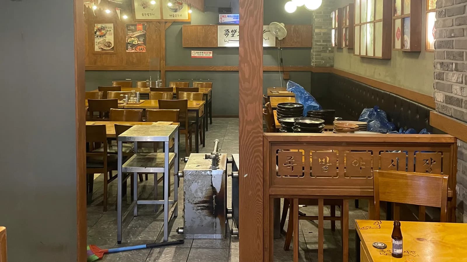 펜던트 조명을 단 음식점 홀의 바닥 쪽 · 인테리어 계약 취소 참고 사진