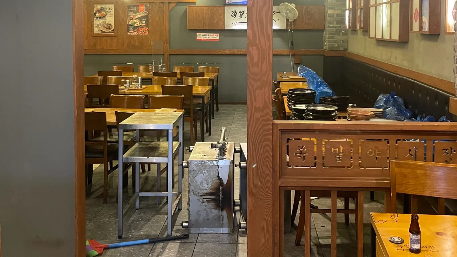 펜던트 조명을 단 음식점 홀의 바닥 쪽 · 인테리어 업체 잠적 가이드 수록 사진