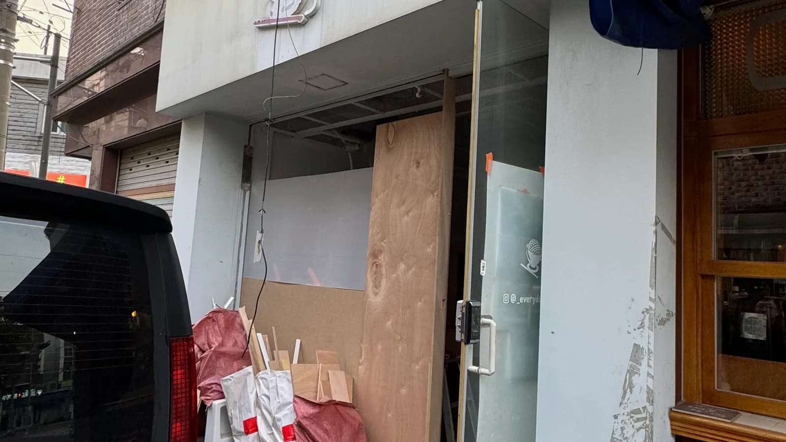 출입문을 떼고 합판을 댄 채 폐기물 마대가 나온 1층 점포 입구 전경 · 부위별 철거 비용 참고 사진