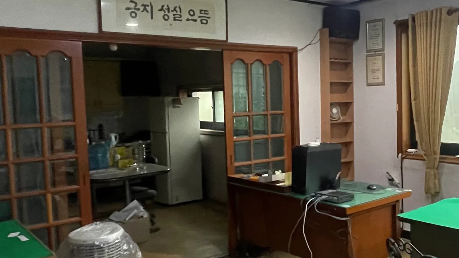 집기가 남아 있는 노후 매장 내부 근접 컷 · 상가 철거 비용 가이드 수록 사진