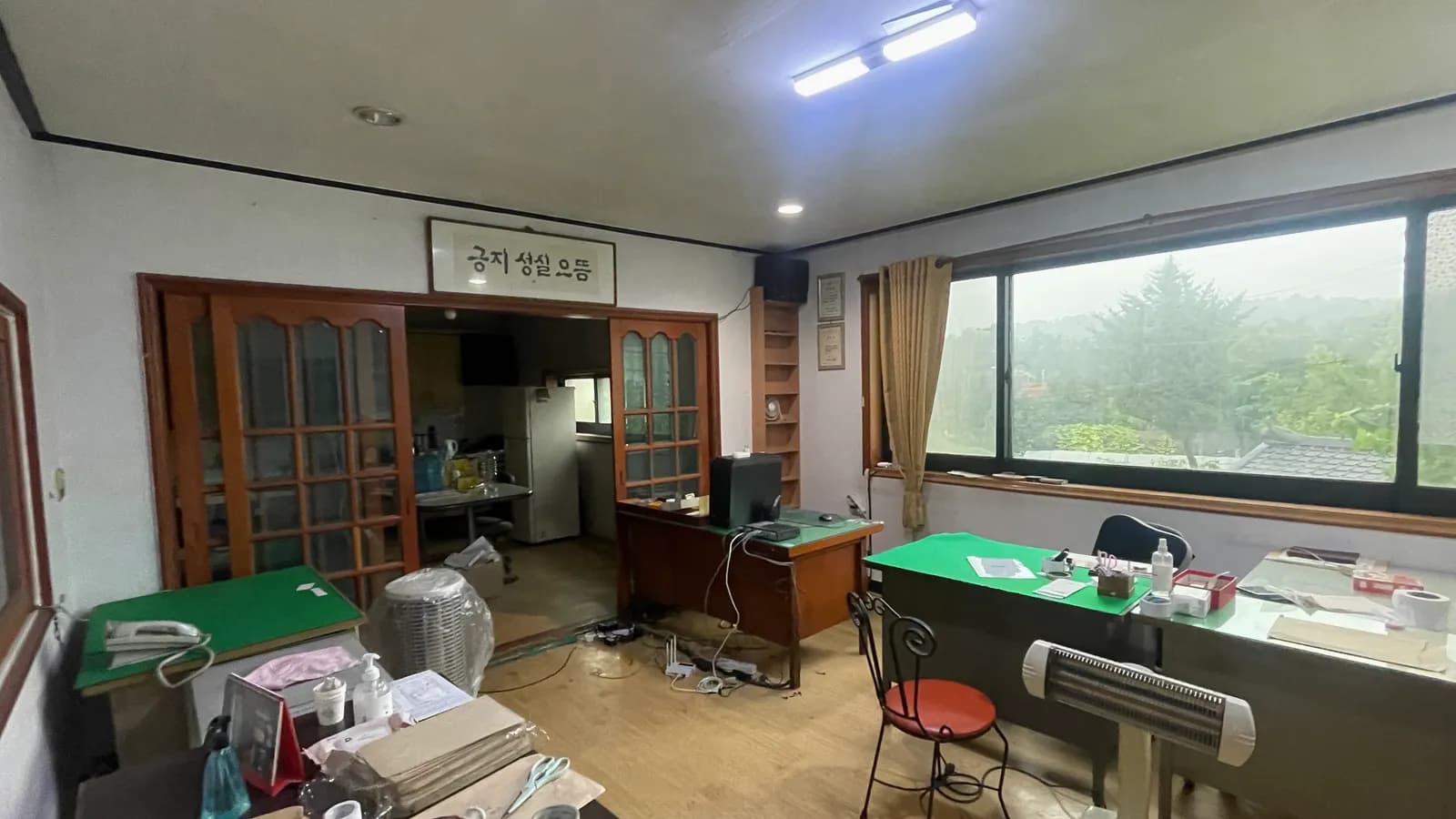 집기가 남아 있는 노후 매장 내부 전경 · 점포철거비 지원제외 참고 사진
