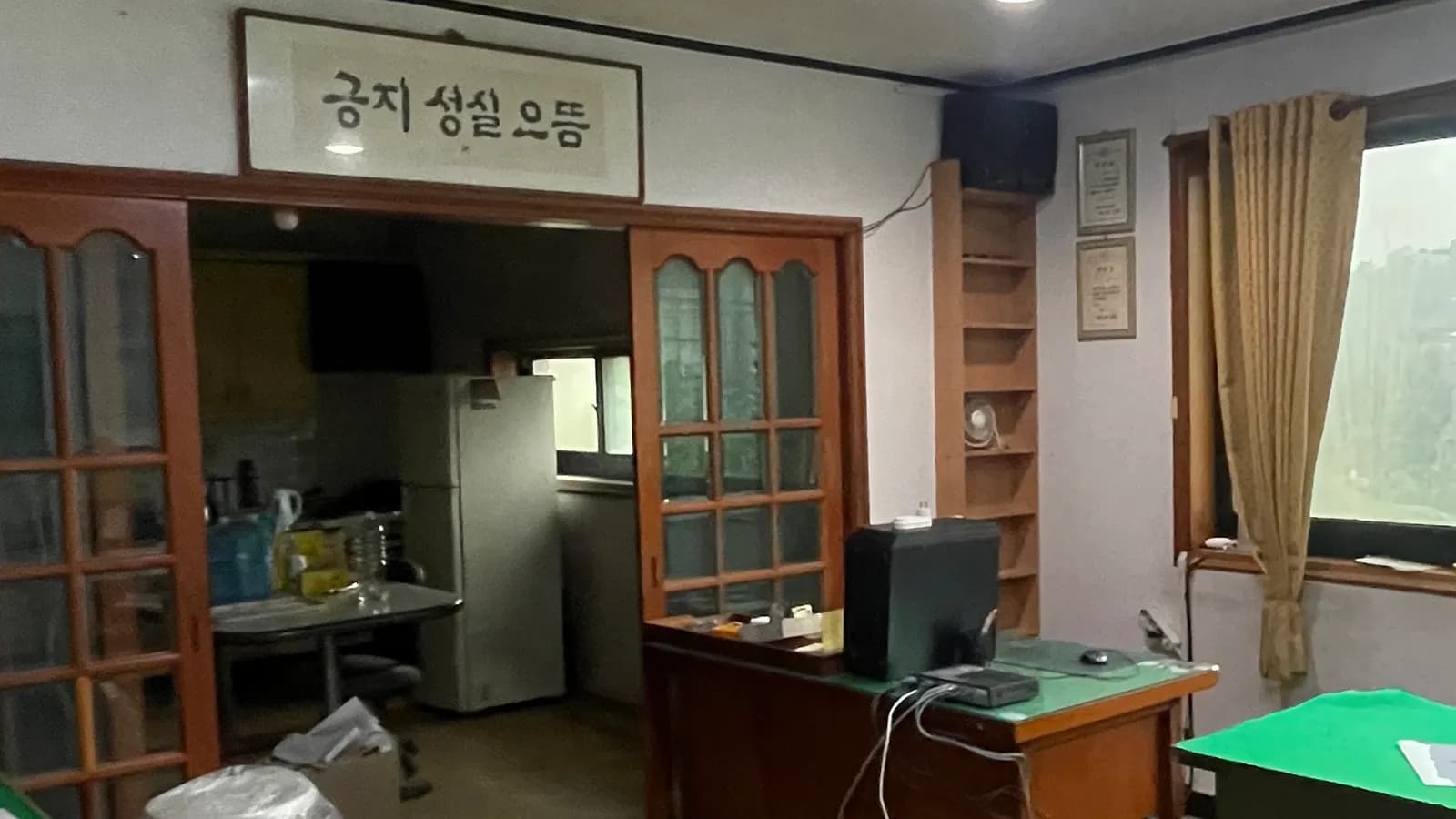 집기가 남아 있는 노후 매장 내부 근접 컷 · 점포철거비 250만원 참고 사진