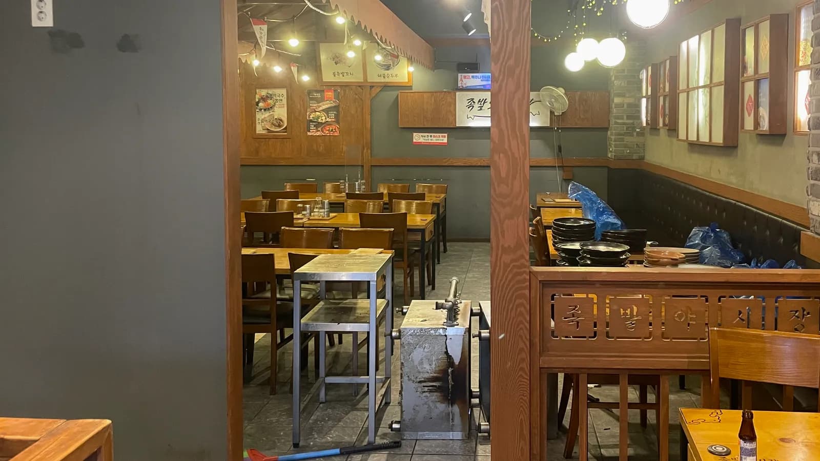 펜던트 조명을 단 음식점 홀 · 견적서 체크리스트 가이드 수록 사진