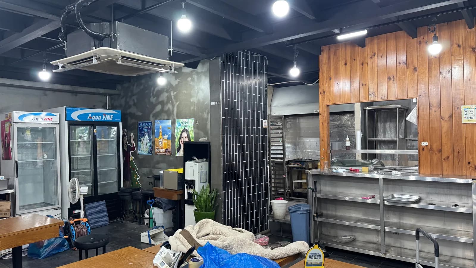 스테인리스 집기가 들어선 주방 전경 · 공유주방 인테리어 가이드 수록 사진