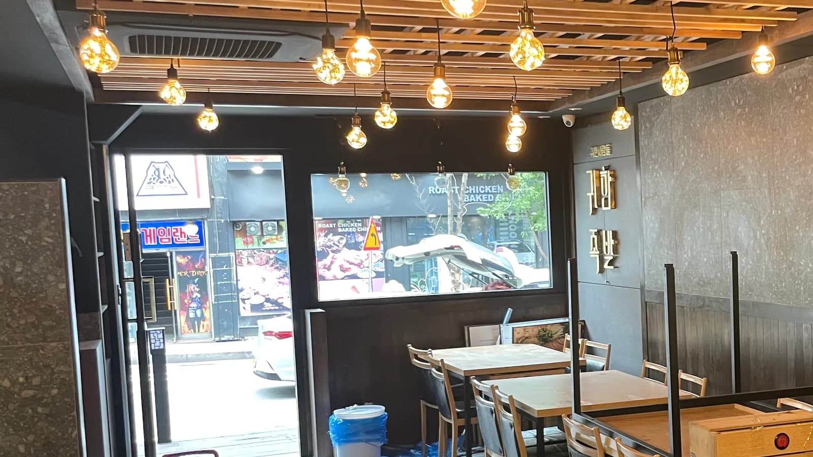 창가 좌석이 있는 음식점 홀 · 인테리어 표준계약서 가이드 수록 사진