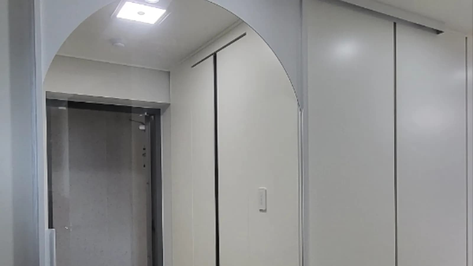 출입문과 복도 마감 전경 · 방문 교체 비용 가이드 수록 사진