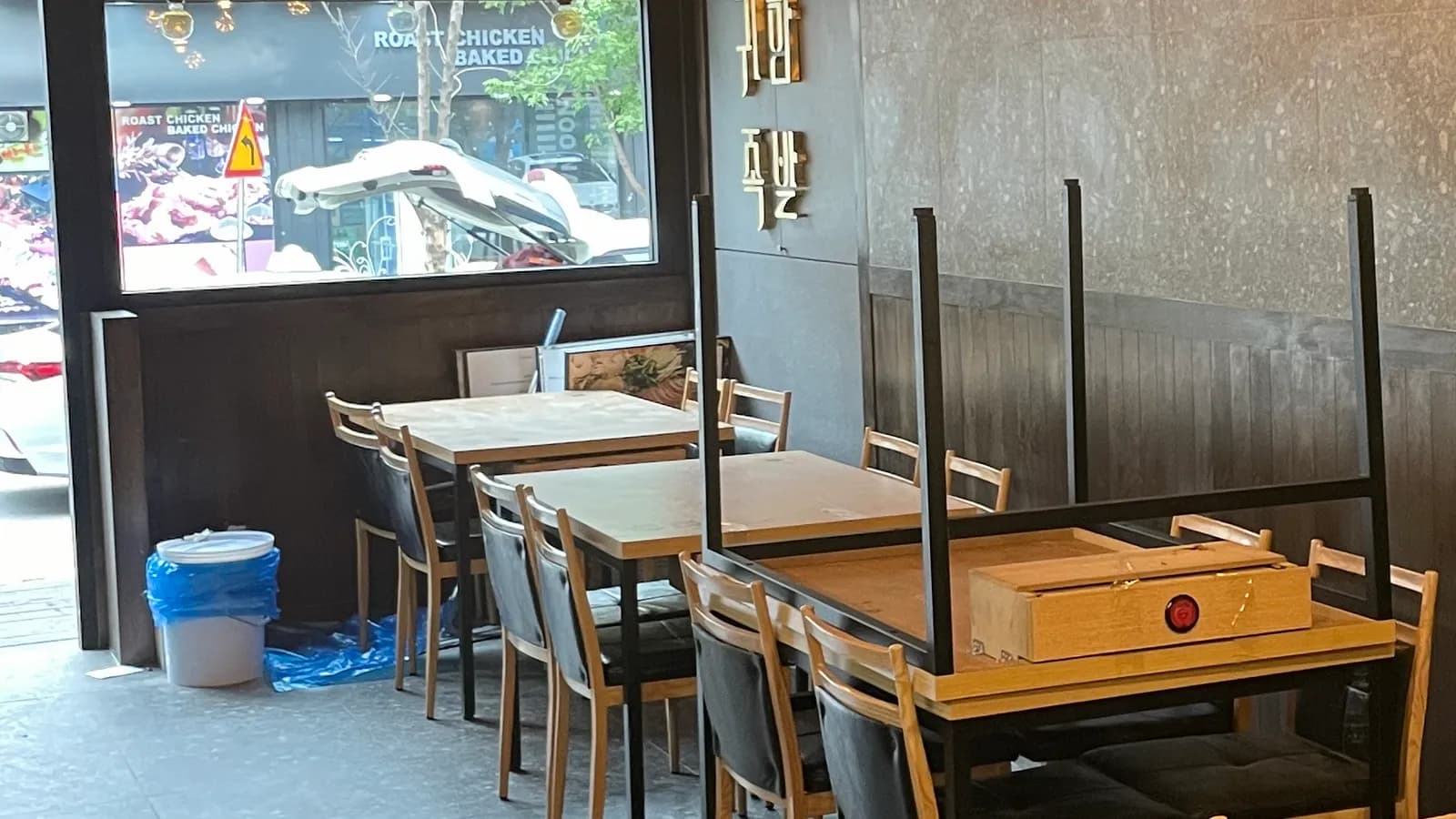 창가 좌석이 있는 음식점 홀 근접 컷 · 인테리어 자금 마련 참고 사진