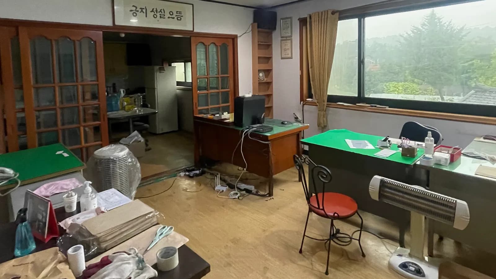 집기가 남아 있는 노후 매장 내부의 바닥 쪽 · 권리금 매장 인수 가이드 수록 사진