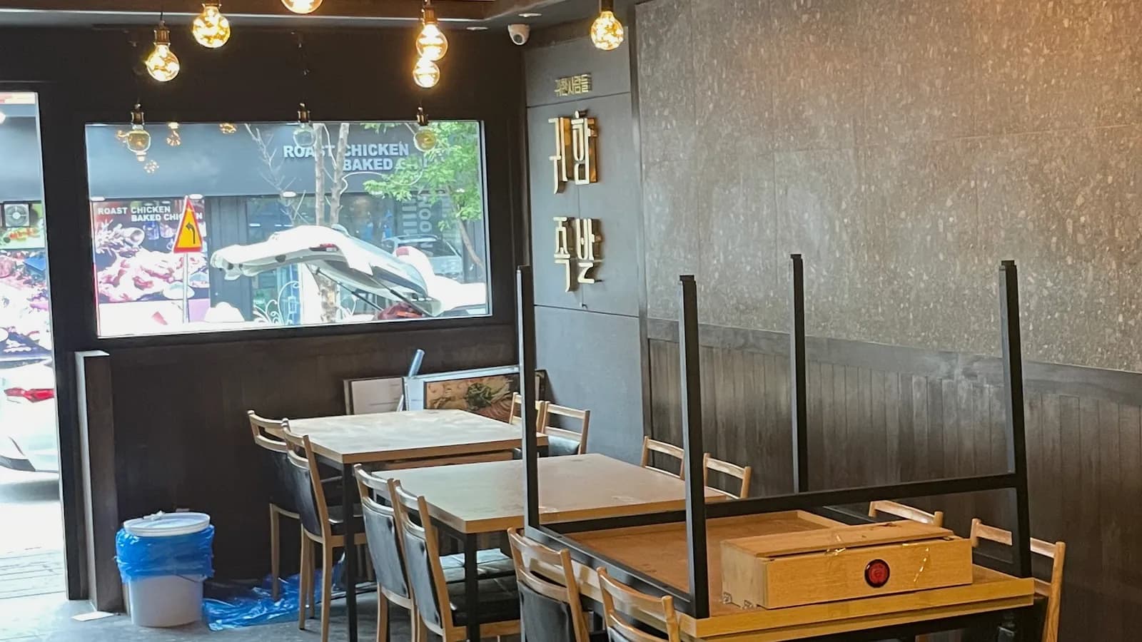 창가 좌석이 있는 음식점 홀 근접 컷 · 인테리어 자재비 마진 가이드 수록 사진