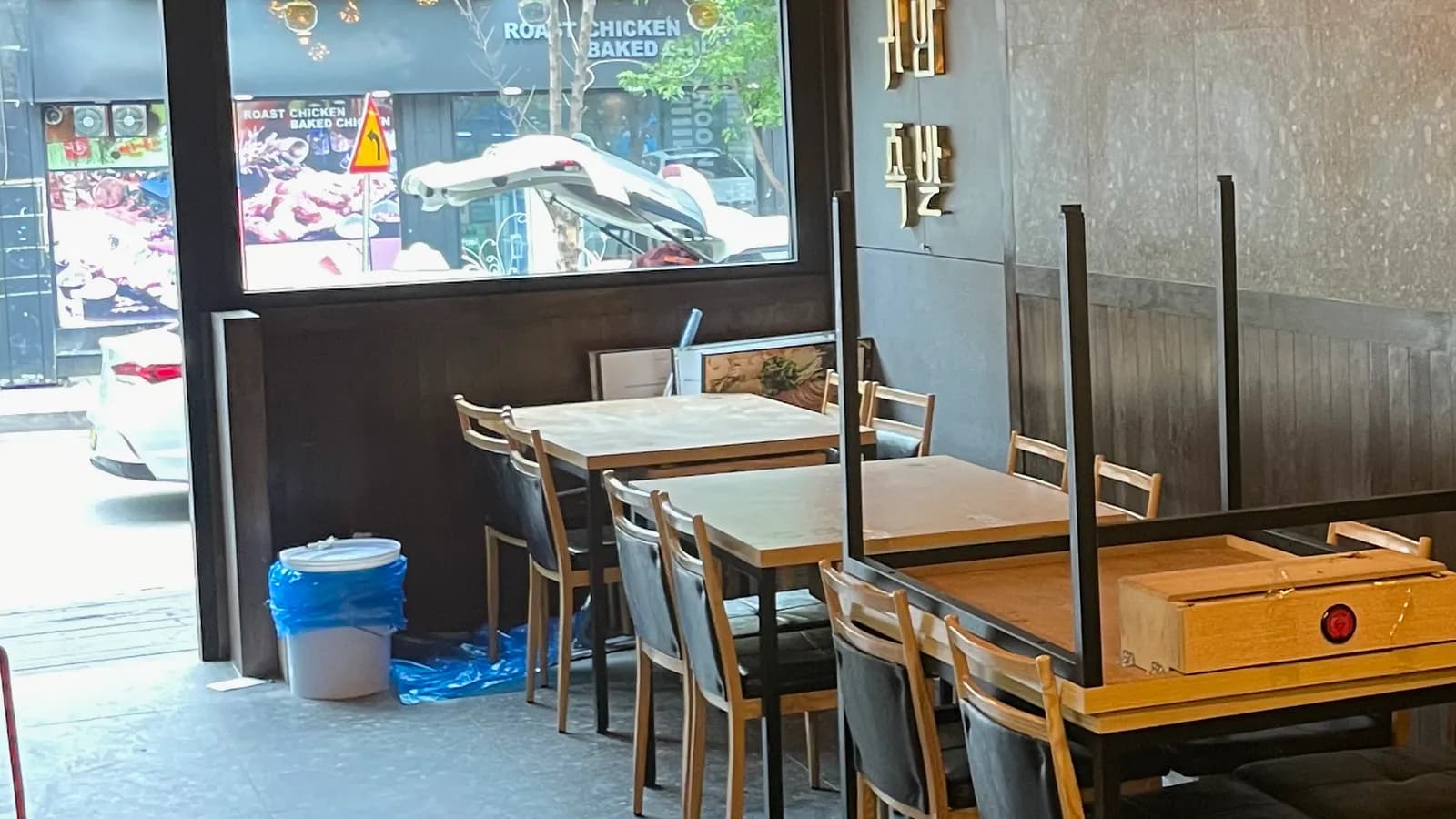 창가 좌석이 있는 음식점 홀 근접 컷 · 입주청소 비용 참고 사진