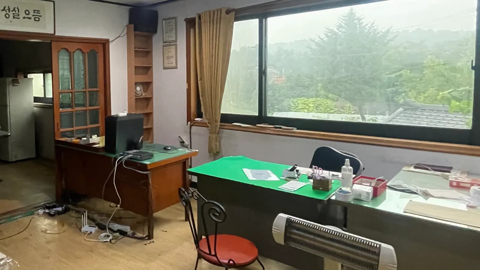 집기가 남아 있는 노후 매장 내부 · 원상복구 청구서 검증 가이드 수록 사진