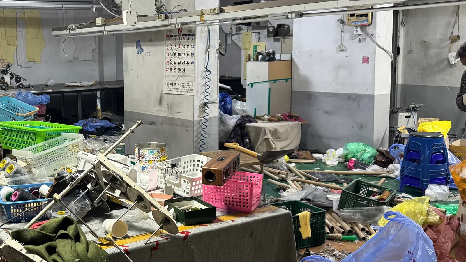 짐과 집기가 어지럽게 남아 있는 정리 전 매장 내부 · 점포철거비 지원금 참고 사진