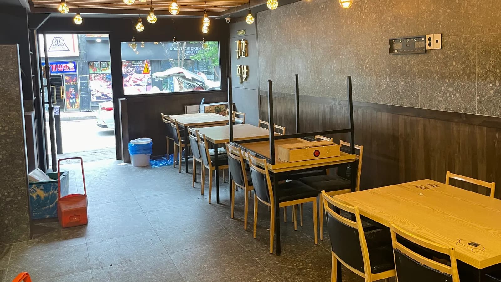 창가 좌석이 있는 음식점 홀의 바닥 쪽 · 상가 용도변경 가이드 수록 사진