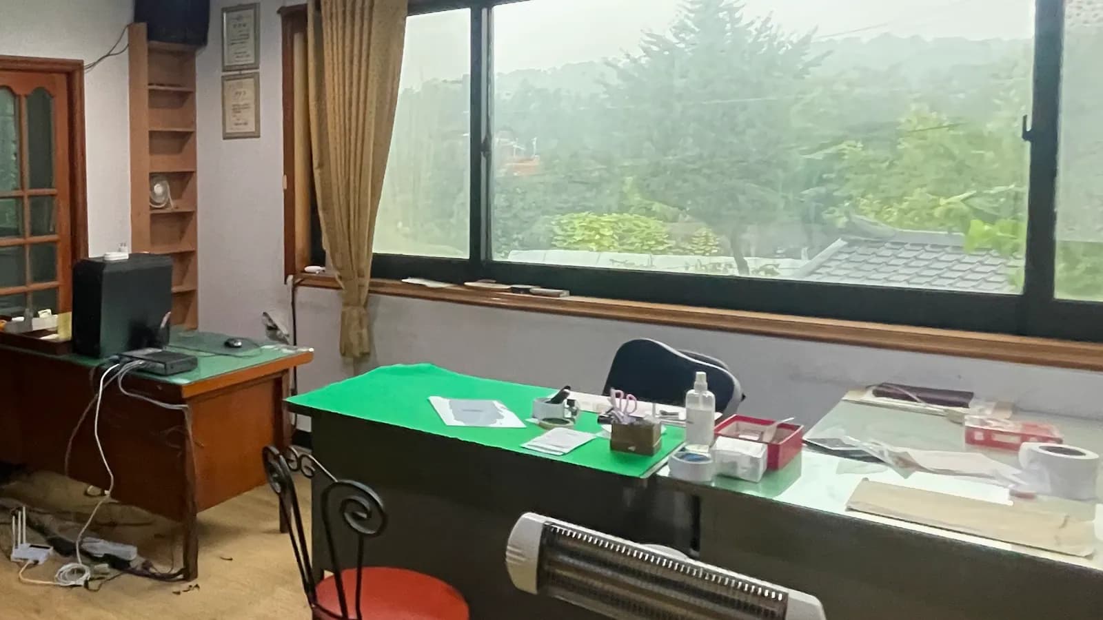 집기가 남아 있는 노후 매장 내부 근접 컷 · 방수 시공 순서 참고 사진